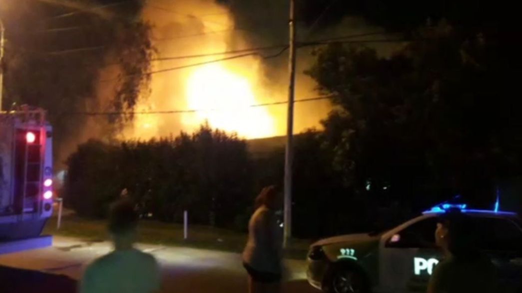 Tragedia en Ensenada: un hombre quedó atrapado en el incendio de su casa y murió
