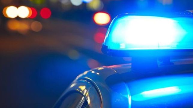 un policia iba a tomar el micro, un ladron lo agarro del cuello y le robo su arma