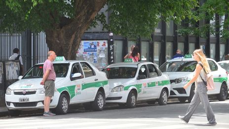 Taxistas platenses piden que se los habilite a cobrar los montos de la tarifa nocturna durante todo el día