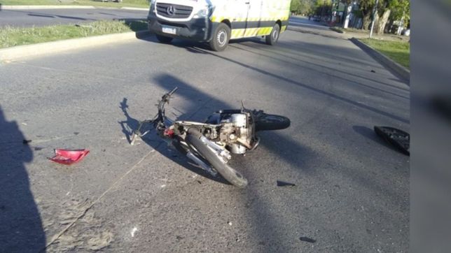 un automovilista choco a una moto en la plata y escapo del lugar
