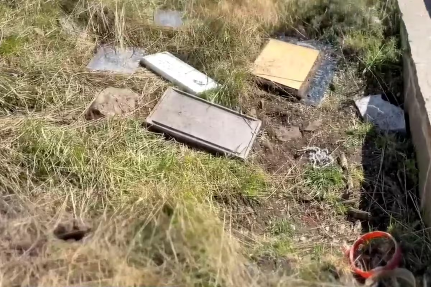 Placas conmemorativas y ofrendas argentinas fueron halladas dañadas y arrojadas detrás del cementerio de las Islas Malvinas