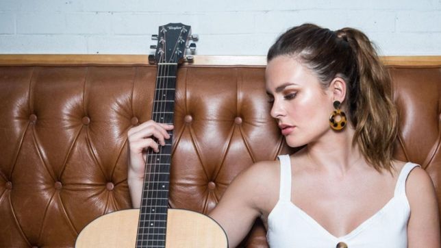 vuelve a la plata chule von wernich, la cantante que la rompe en las redes sociales