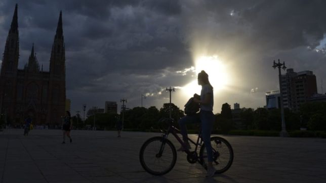 dias nublados y probabilidad de lluvias: asi va a seguir el clima en la plata