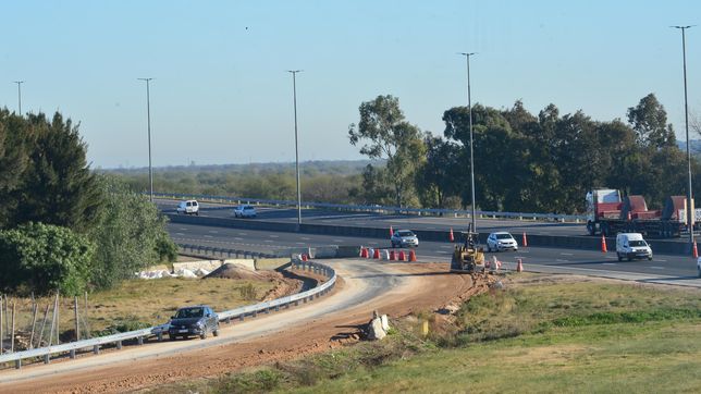 casi veinte empresas compiten por repavimentar un tramo de la autopista