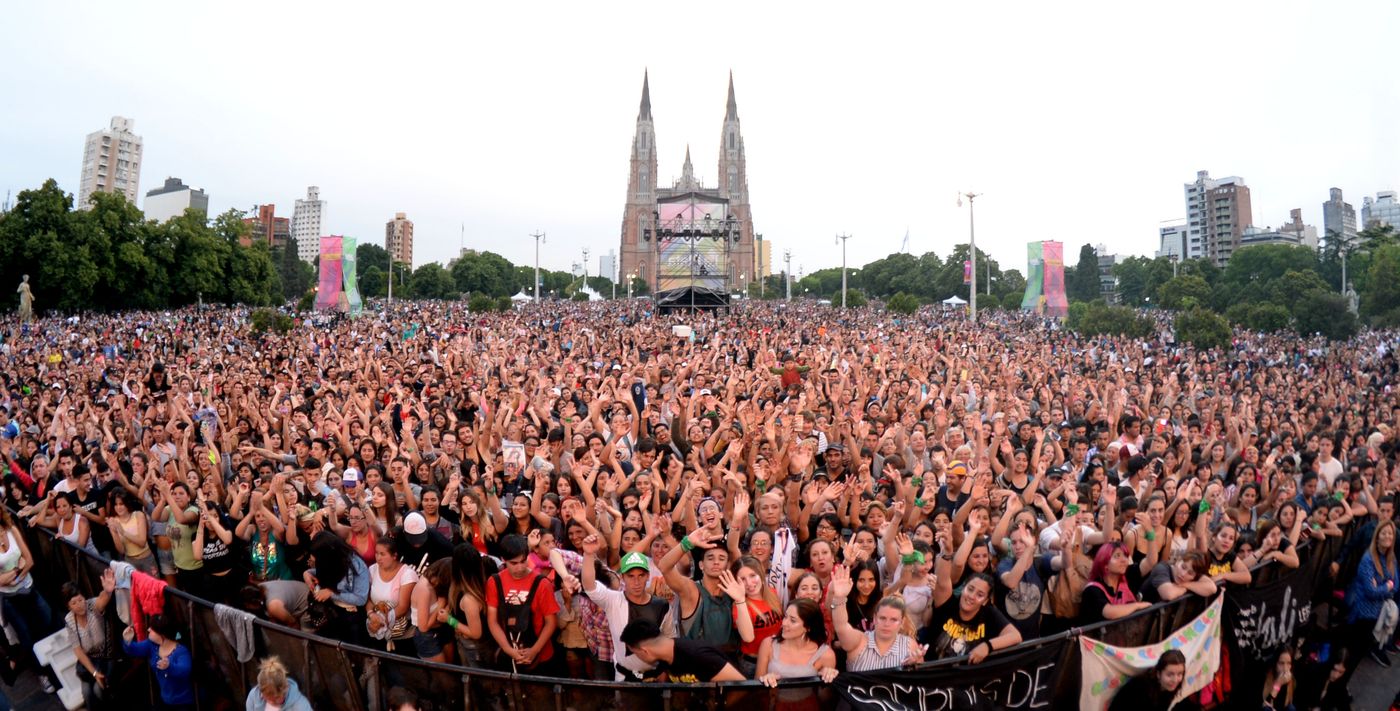 Lali Esposito aniversario plaza moreno.jpg