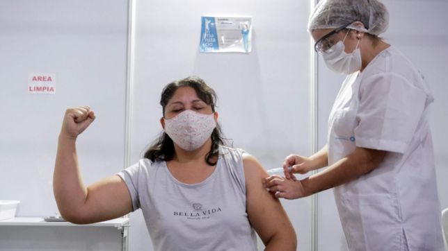 quienes se recuperaron del covid y ya fueron vacunados tienen inmunidad permanente