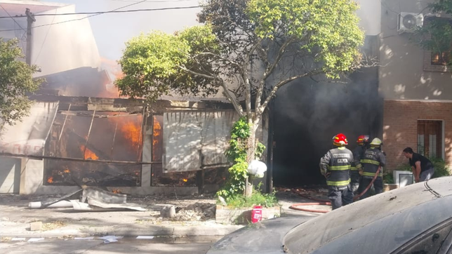 se incendio una conocida floreria de la plata y tres personas tuvieron que ser internadas