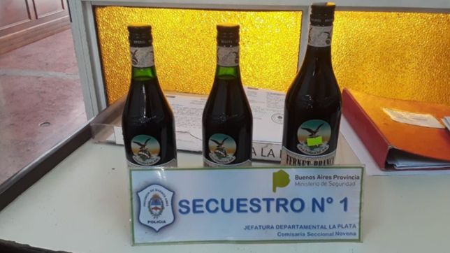 lo descubrieron cuando intentaba robarse tres botellas de fernet de un almacen de la plata