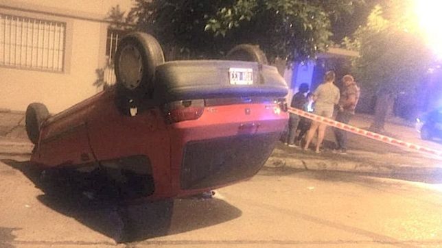 tremendo vuelco en berisso: dos personas terminaron en el hospital