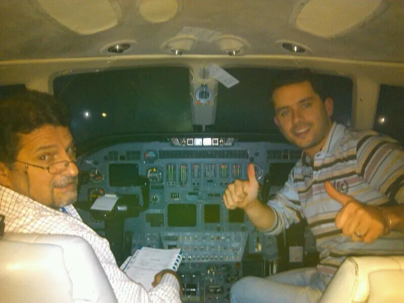 Agustín Oforte (derecha) era el copiloto que volaba a bordo del Challenger 300.