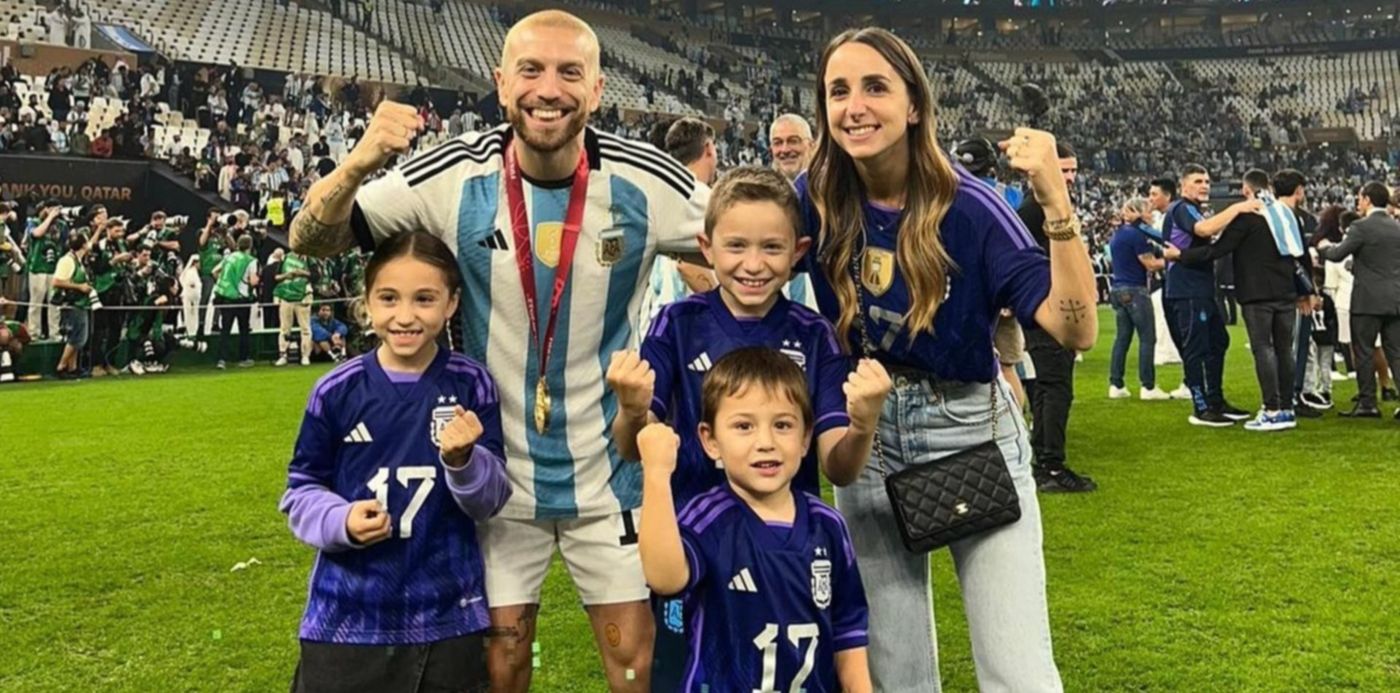 Papu Gómez junto a su familia tras salir campeón con la Selección Argentina.