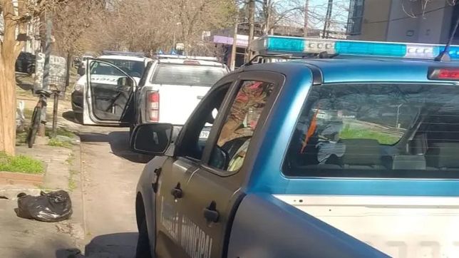 los descubrieron manteniendo relaciones en plena calle y a metros de un colegio