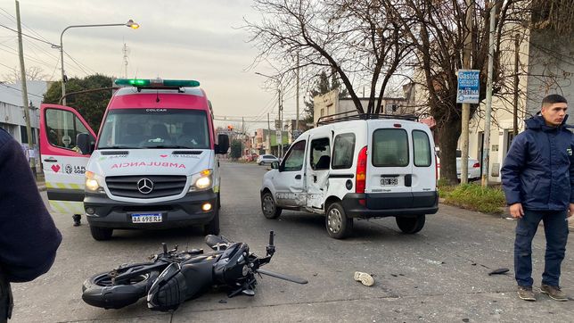 una camioneta embistio a una moto a gran velocidad y un hombre termino en el hospital