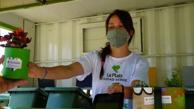 entregaran plantines y bolsas verdes a cambio de residuos secos en parque castelli