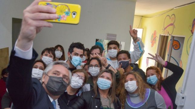 alberto fernandez visito el hospital elina de la serna de la plata tras el acto del fdt