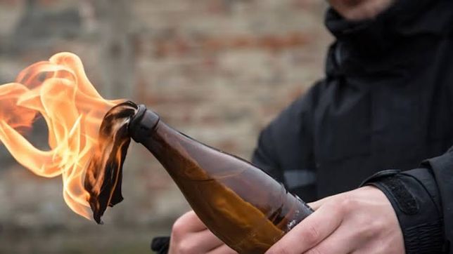 Detuvieron a tres jóvenes de La Plata que intentaron atacar un autoservicio con bombas molotov