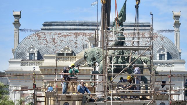 asi trabajan en la restauracion del monumento de plaza san martin