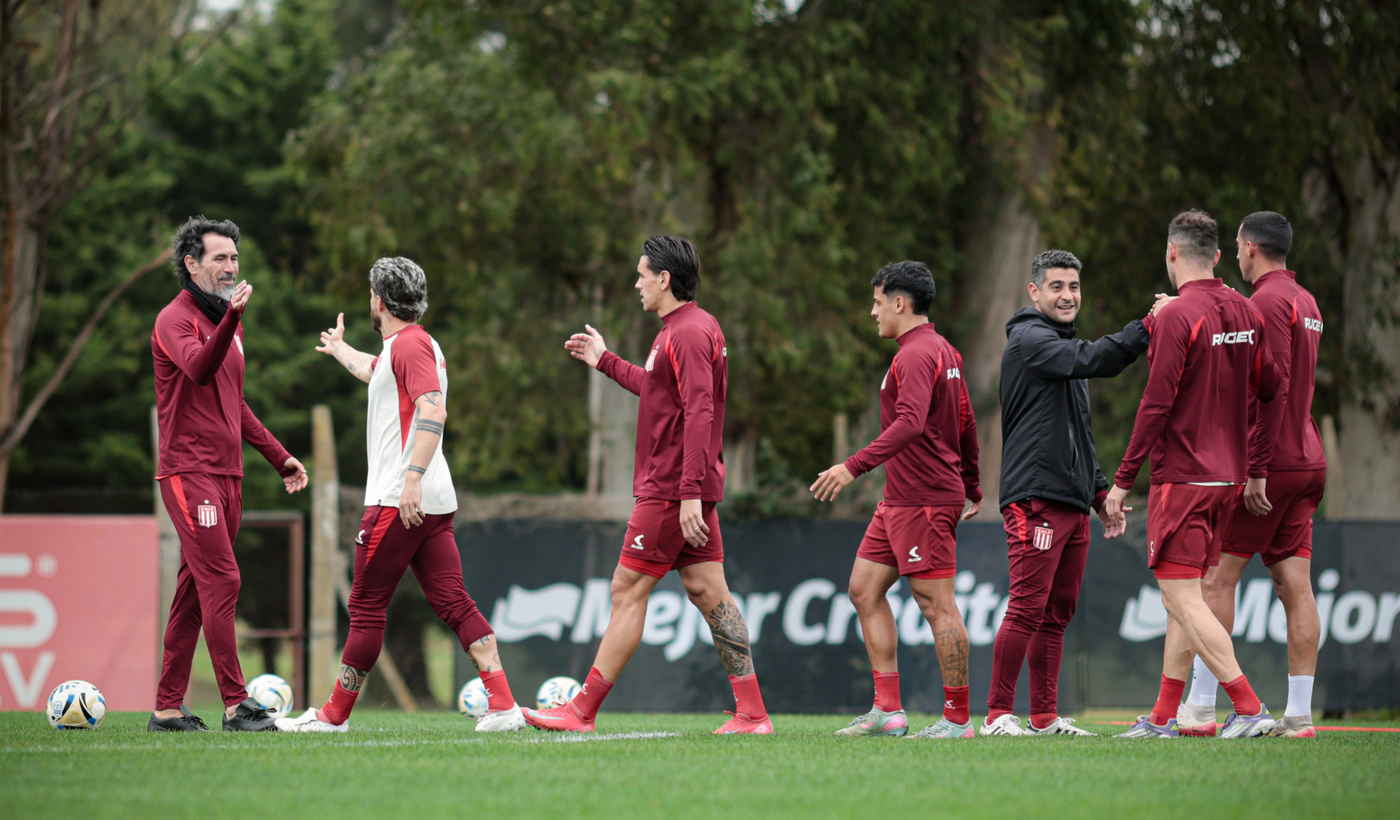 Estudiantes entrenamiento Domínguez saludos