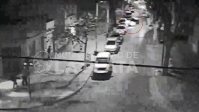 video: manejaba borracho y se incrusto contra un auto estacionado en pleno centro