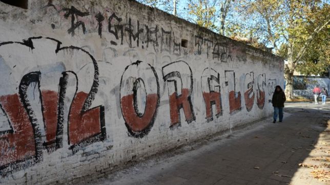 tras su paso por la plata, aparecieron pintadas con el nombre de morales 2023