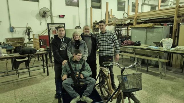 alumnos de una escuela de la plata fabricaron una bicicleta adaptada para un vecino con discapacidad