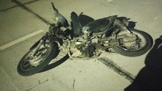 dos hombres en moto se estrellaron contra una columna en la plata y uno lucha por su vida