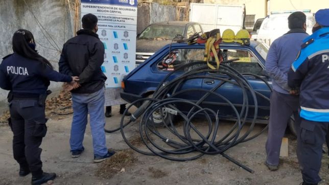 padre e hijo simulaban ser de una empresa de mantenimiento pero robaban cables en la plata