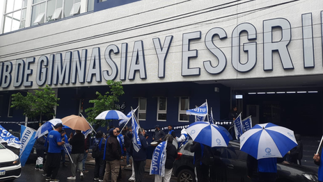 El gremio Utedyc se movilizó hasta la sede de Gimnasia por los reclamos salariales El gremio Utedyc se movilizó hasta la sede de Gimnasia por los reclamos salariales