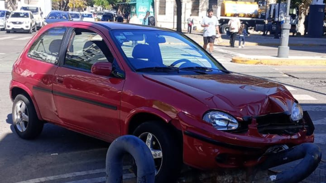 perdio el control de su auto en diagonal 79, choco y todo casi termina en tragedia