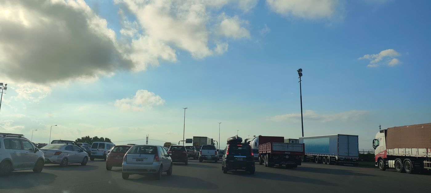 Estudiantes caravana Autopista La Plata.jpeg