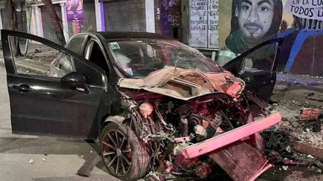 un auto choco contra dos postes de luz en berisso y hubo dos personas heridas