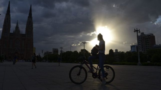 asi va a seguir el clima tras el temporal de agua y viento que azoto a la plata