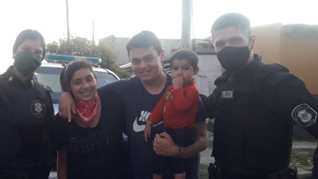 otro salvataje heroico de policias de ensenada a un nene que se estaba atragantando