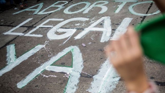 la postal registrada en la estacion de trenes de la plata en medio del debate por el aborto legal