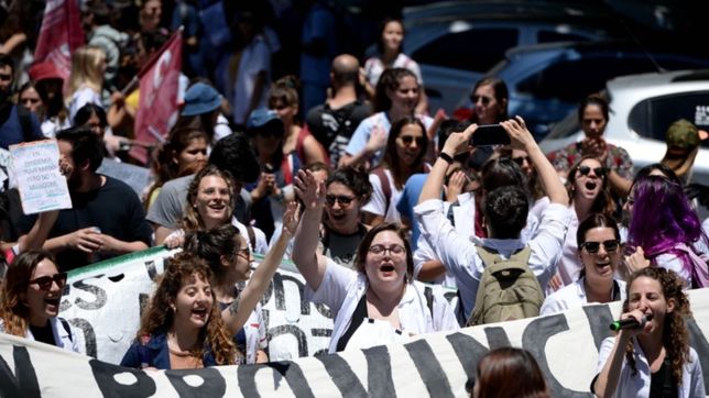 residentes salen a la calle y marchan para exigir mejores salarios y condiciones laborales