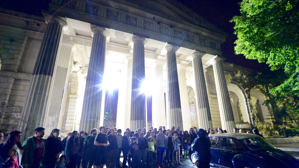 Se viene una visita guiada en La Plata que empieza en Plaza Moreno y termina de noche en el Cementerio