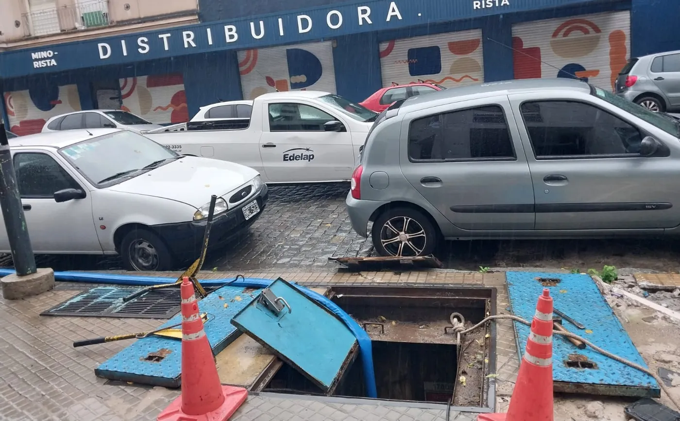 Desde la noche del martes, operarios de EDELAP desagotan cámaras inundadas Desde la noche del martes, operarios de EDELAP desagotan cámaras inundadas