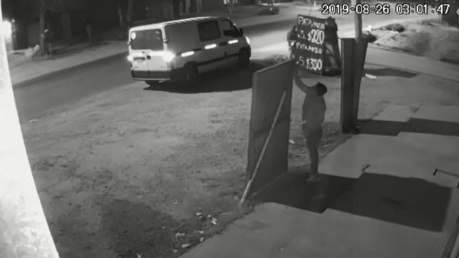 video: intentaron robar los carteles de un supermercado de la plata y quedaron filmados