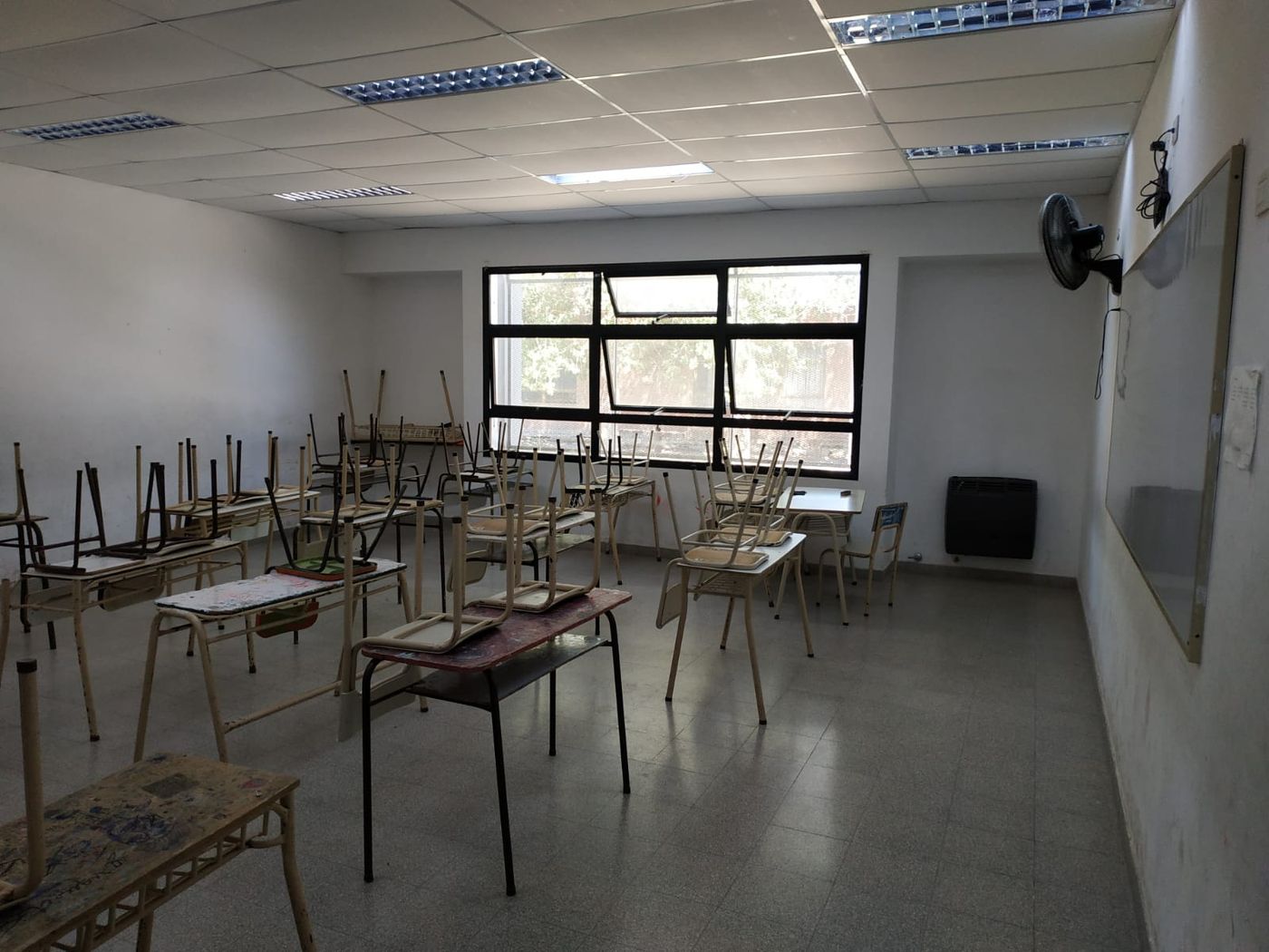 Aula escuela ventilador.jpg