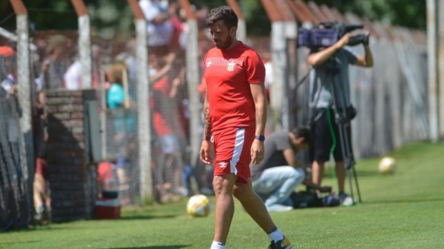 estudiantes descansa antes de comenzar una nueva semana de pretemporada