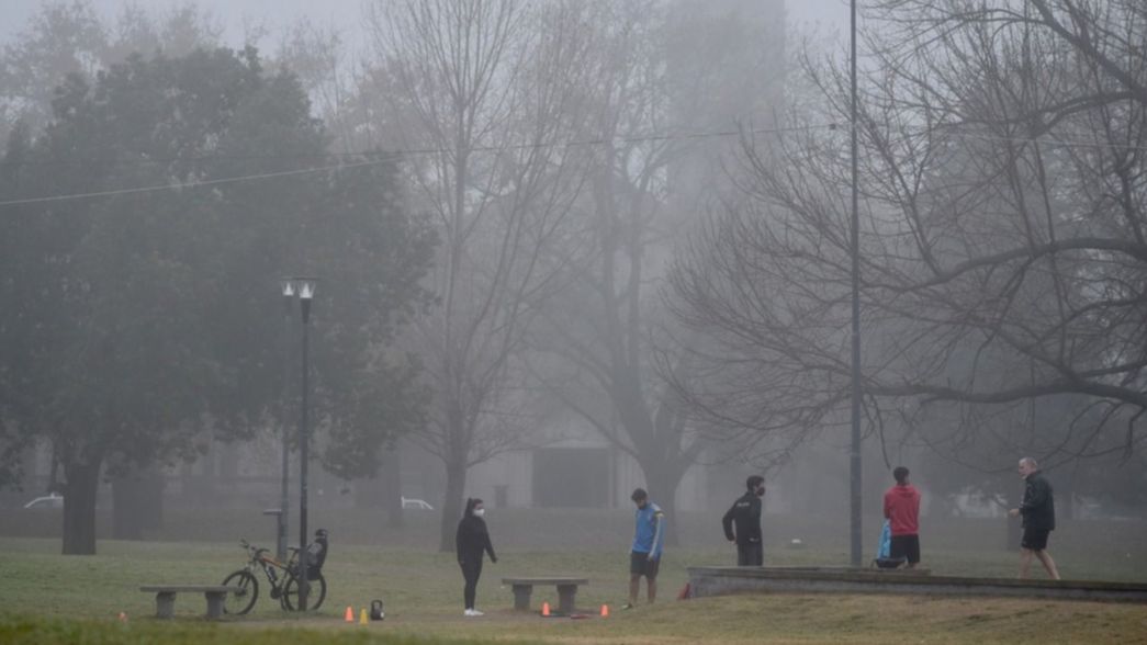 Lanzan una advertencia por nieblas en La Plata y vuelven las lluvias: ¿cuándo llegan y cómo seguirá el clima?