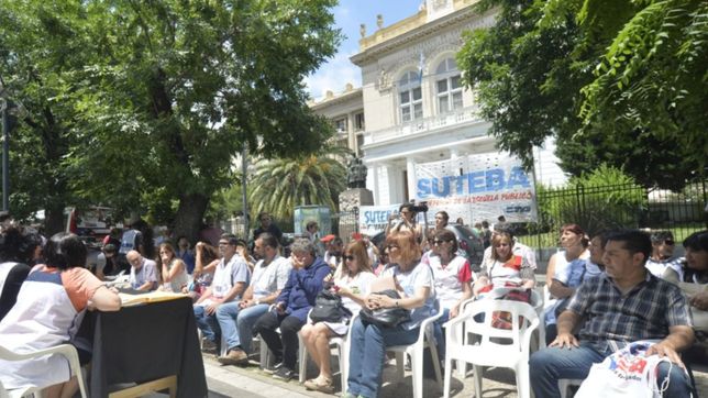 docentes terminaron el ano protestando frente a la direccion general de escuelas