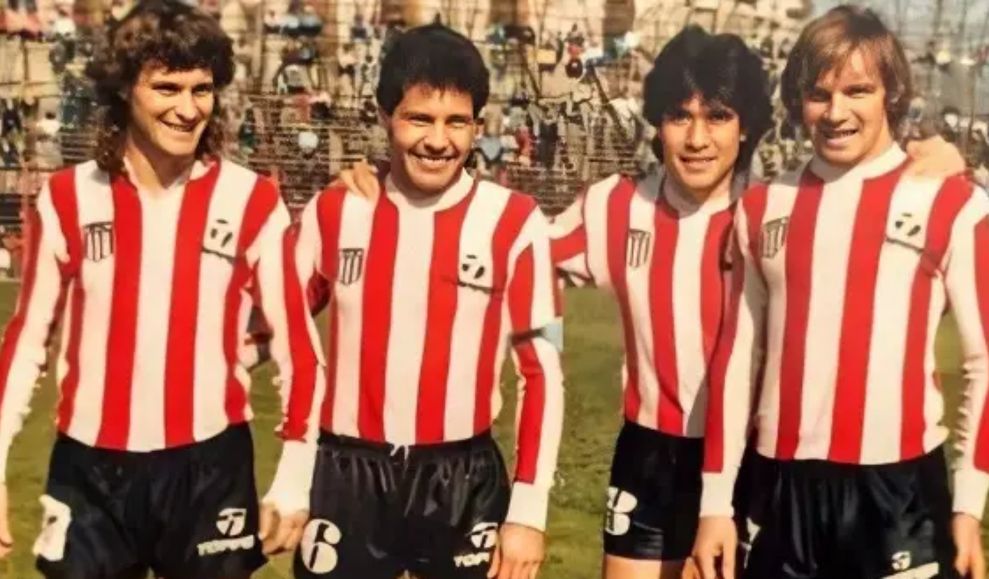 Miguel &Aacute;ngel Russo como jugador de Estudiantes, con el n&uacute;mero 6 en su pantal&oacute;n