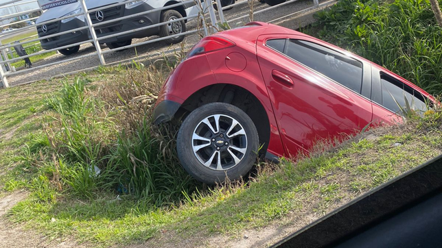 un hombre se durmio mientras manejaba y termino metido en un zanjon