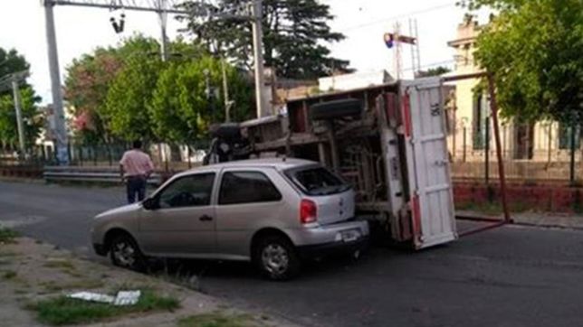 un camion y un auto involucrados en un increible e impactante vuelco en tolosa