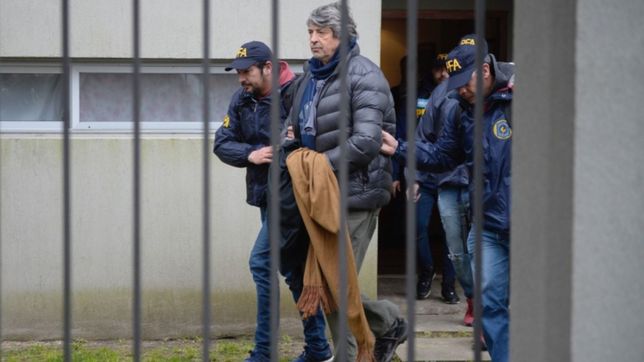 esposado y con la cara descubierta, asi se llevaron detenido a melazo de su casa