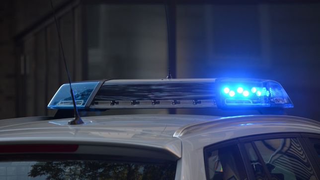 guardaba el auto en su cochera y fue sorprendido por dos delincuentes