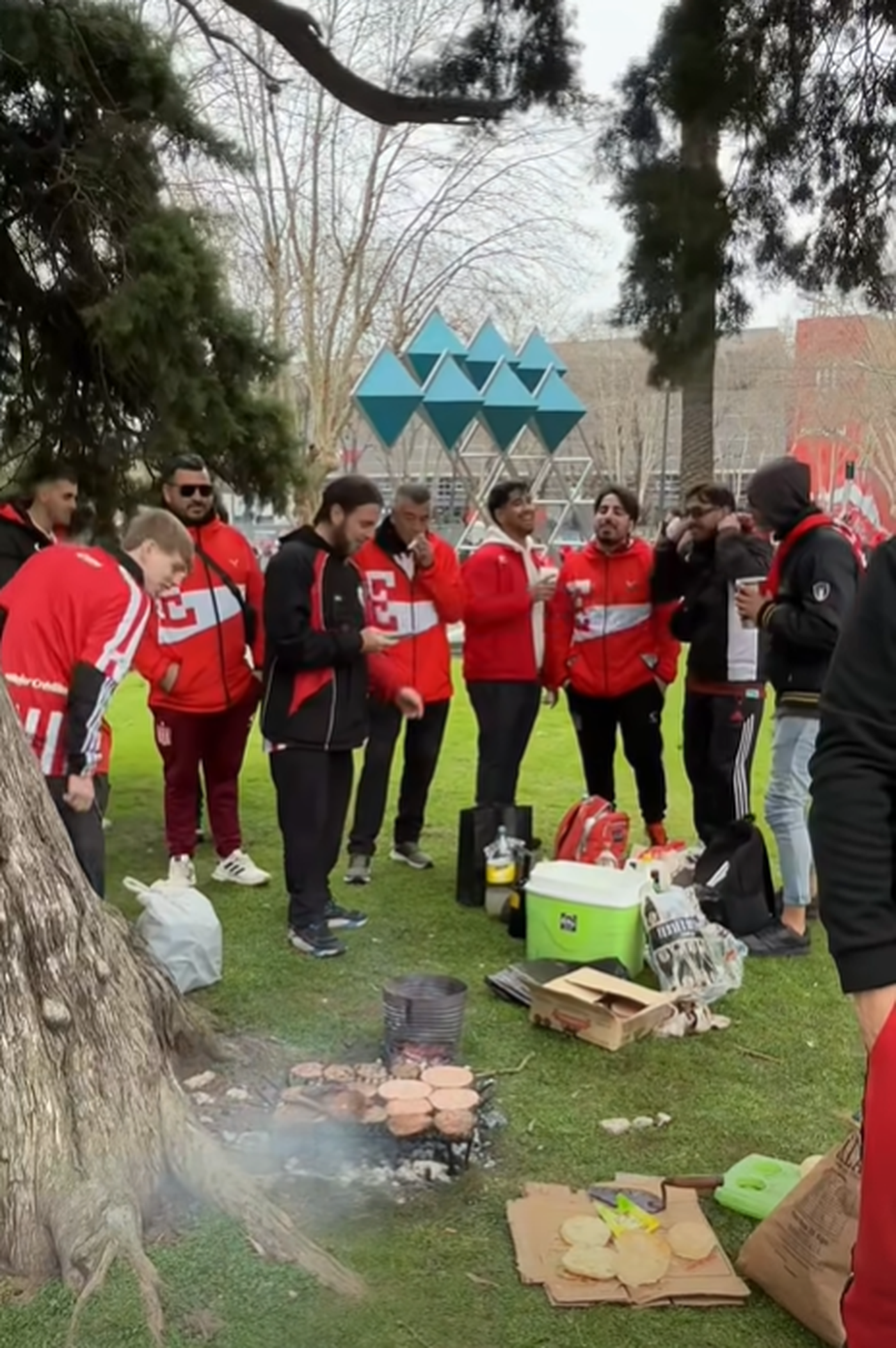 Los hinchas de Estudiantes reunidos en la previa al cl&aacute;sico platense