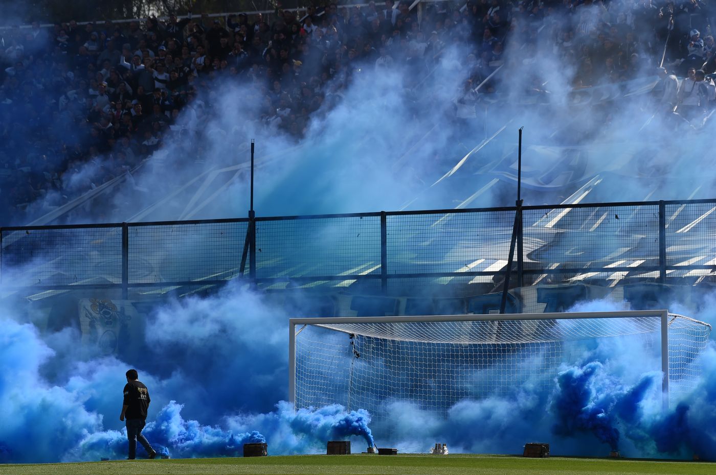 Gimnasia hinchada Bosque.JPG