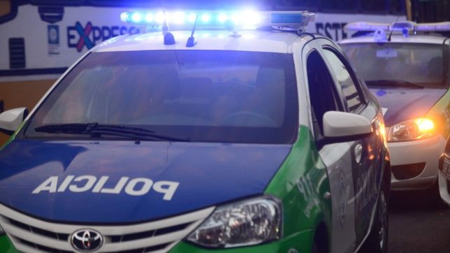 fueron a notificarle una orden judicial y recibio a golpes a los policias